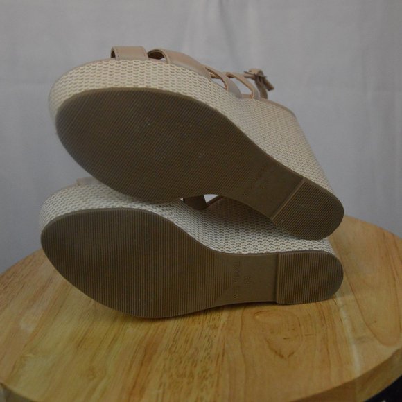 Steve Madden  - Nessie Tan, Genuine Leather Platform Sandals, Size 6. - Picture 6 of 9